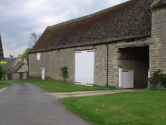 File:Large traditional stone barn in Barrowden - geograph.org.uk - 1286926.jpg