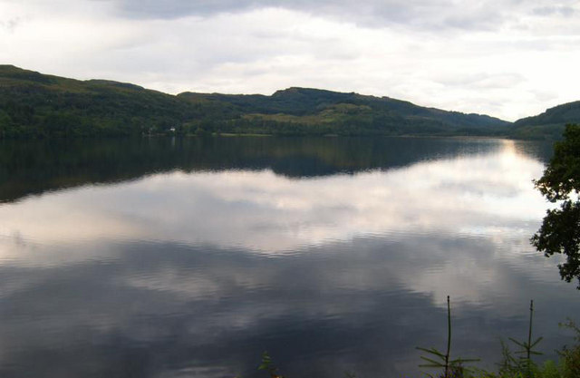 File:Loch avich - geograph.org.uk - 686867.jpg