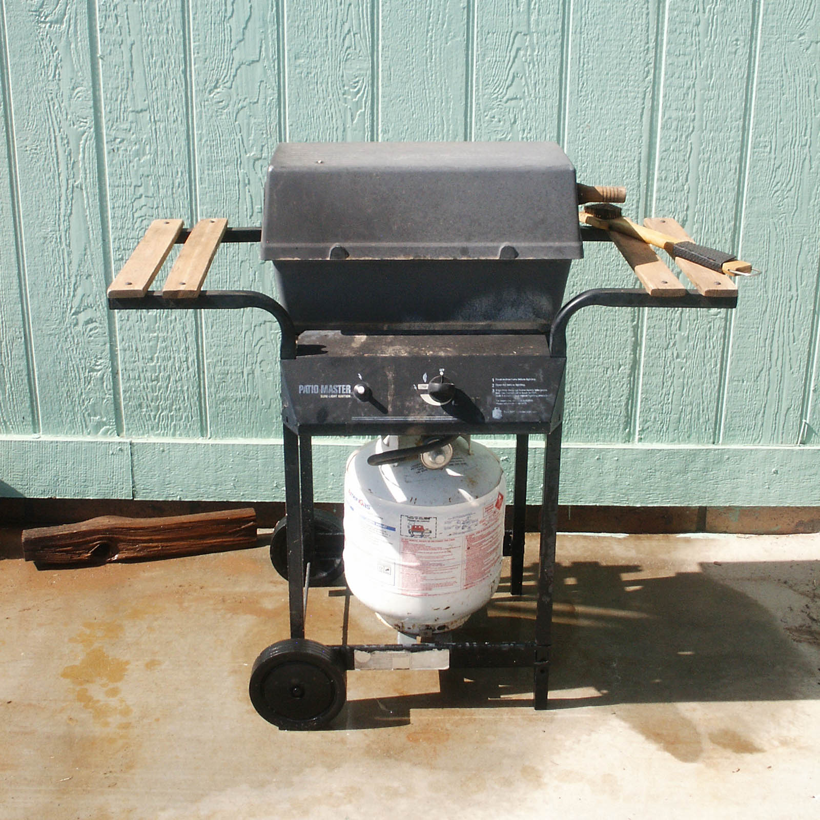 How to Recycle & Dispose of a Gas Grill