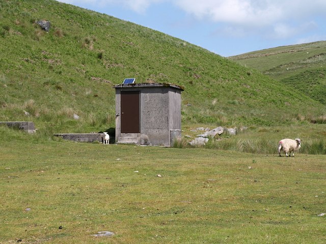 File:Pump house by the Erme - geograph.org.uk - 1357917.jpg