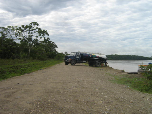 File:Rio Putumayo muelle la esmeralda (Puerto Asís).jpg