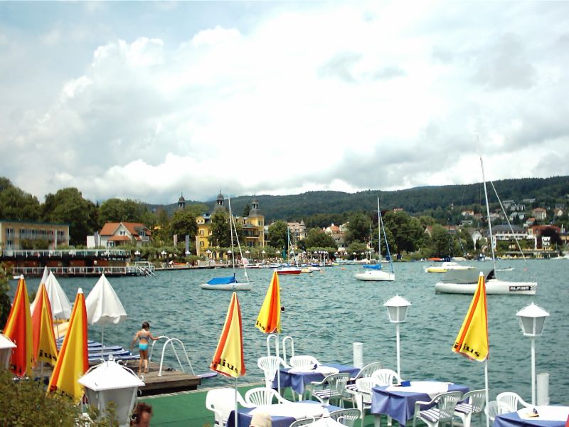 File:Seepromenade Velden Woerthersee.jpg