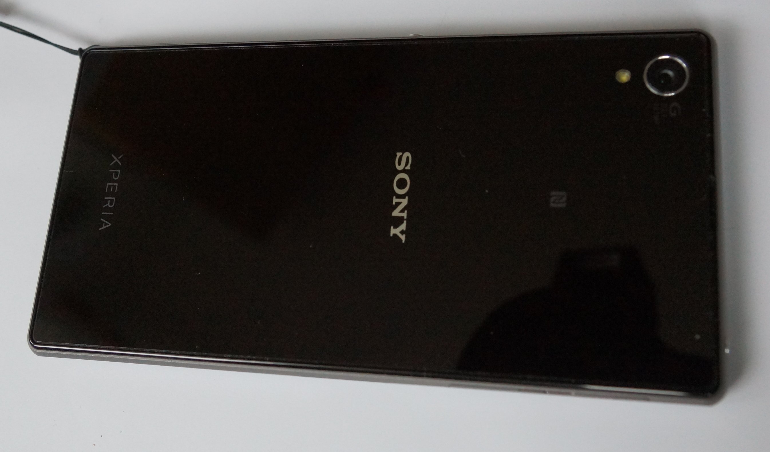 Speels Lenen Een effectief File:Sony Xperia Z1 Black C6903 honami (back view).jpg - Wikimedia Commons