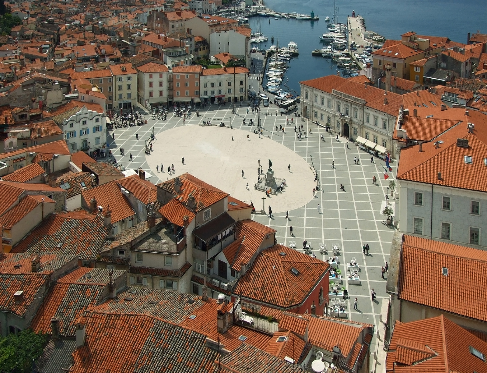 Tartini_Square_from_above,_Piran,_May_2009.jpg