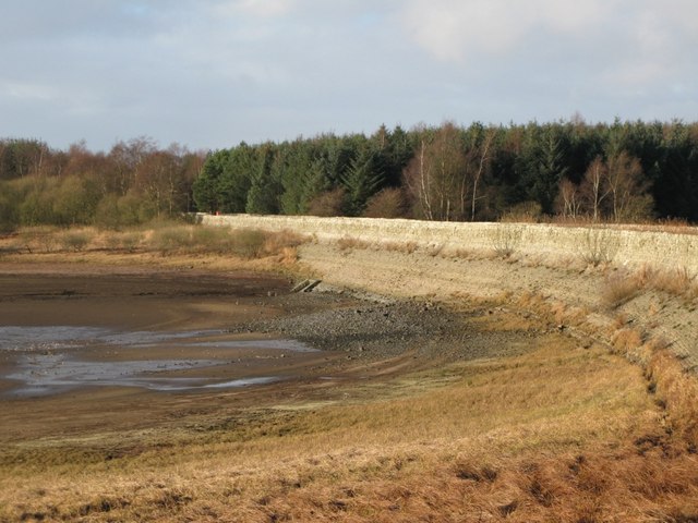 The causeway over the north end of Hallington Reservoirs - geograph.org.uk - 625021