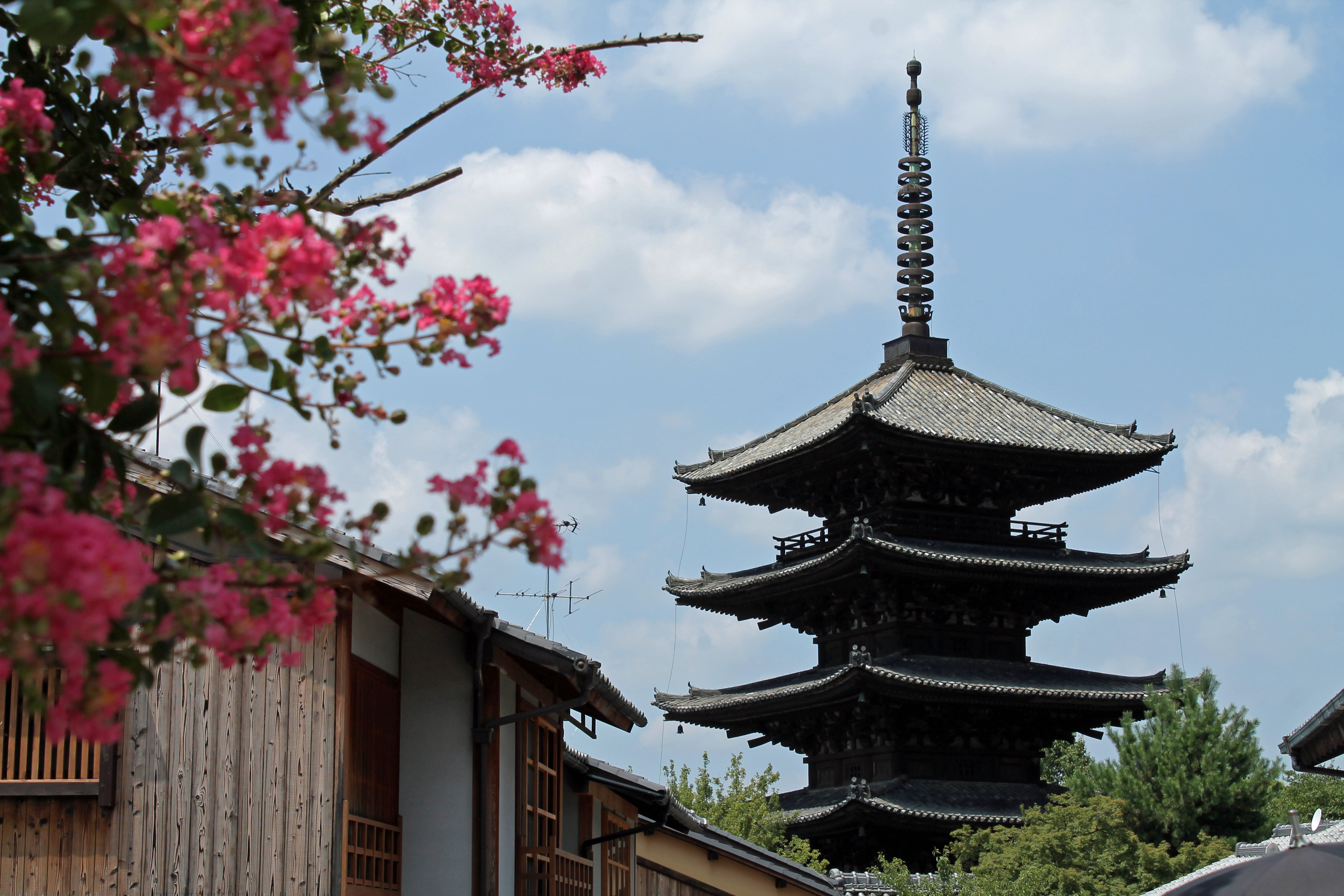 August japan. Пятнадцати ярусная башня в Киото.