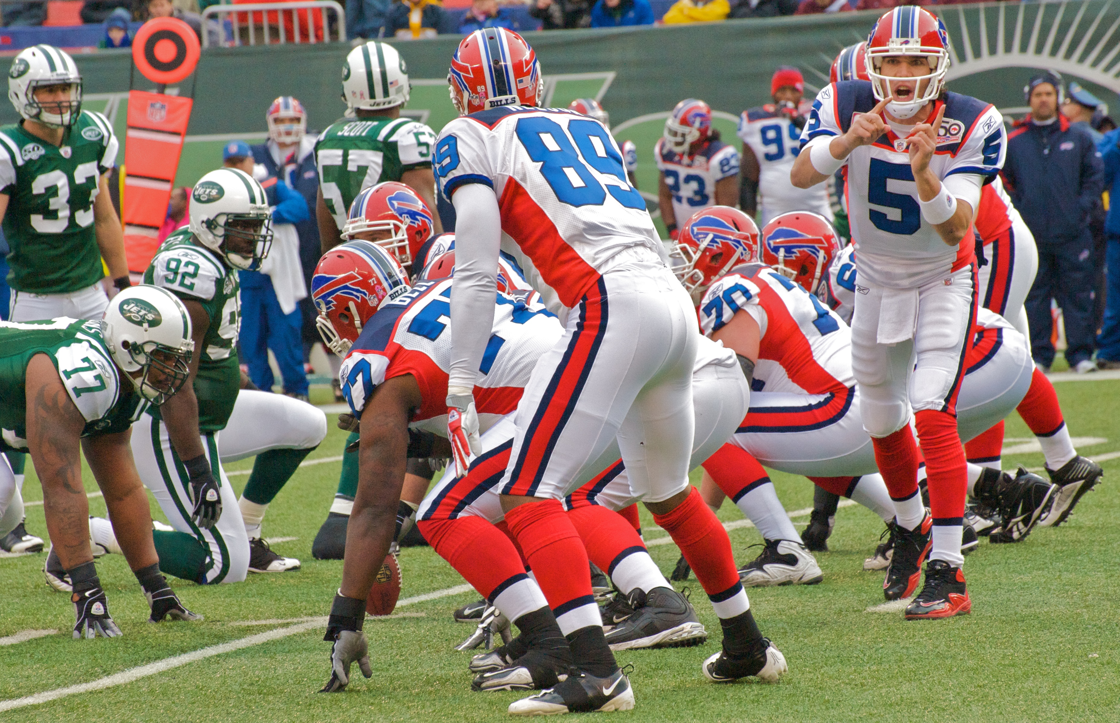 overfladisk kantsten Afledning File:Trent Edwards calling play NY Jets vs. Buffalo, Oct 2009 - 14.jpg -  Wikimedia Commons