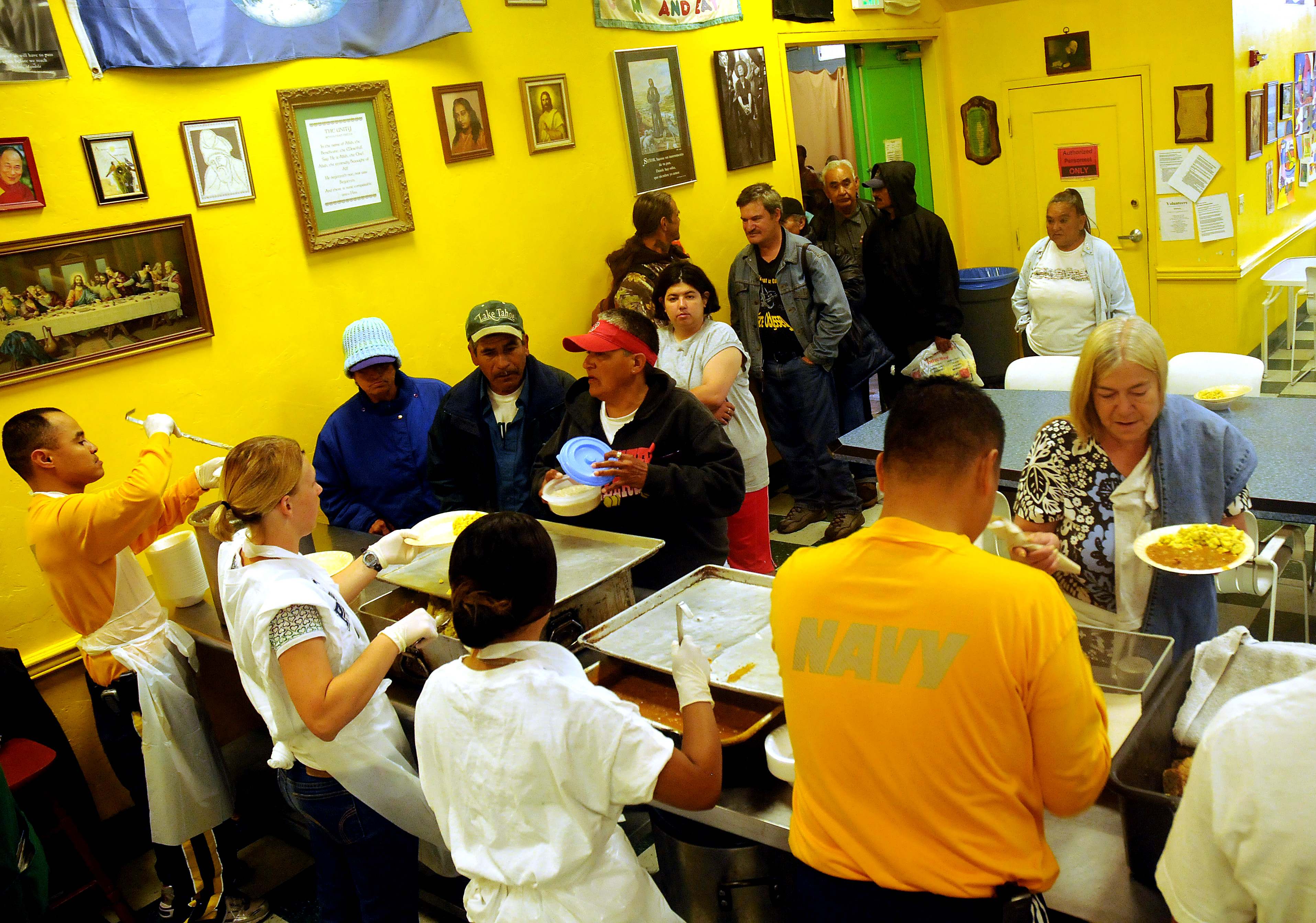 US_Navy_090806-N-6220J-004_Sailors_and_Navy_Delayed_Entry_Program_members_serve_breakfast_to_homeless_men_and_women_at_Dorothy's_Soup_Kitchen_in_Salinas,_Calif._during_Salinas_Navy_Week_community_service_event.jpg