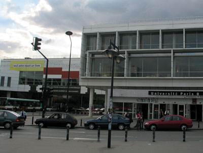 Sur le site de Saint-Denis, entrée de l'université depuis 1998.