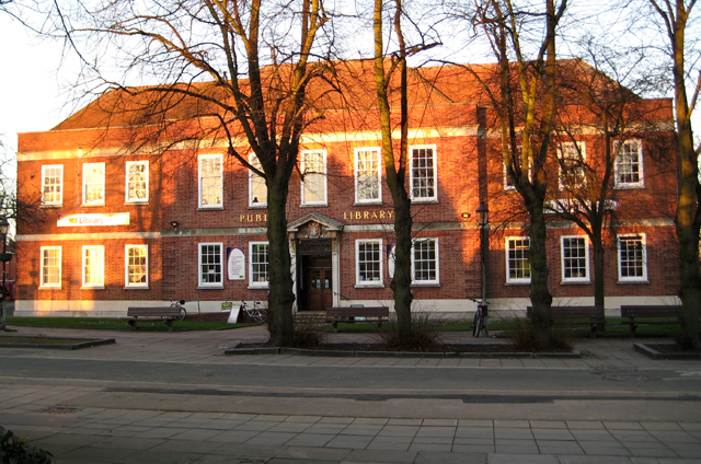 File:Watford Public Library - geograph.org.uk - 703187.jpg