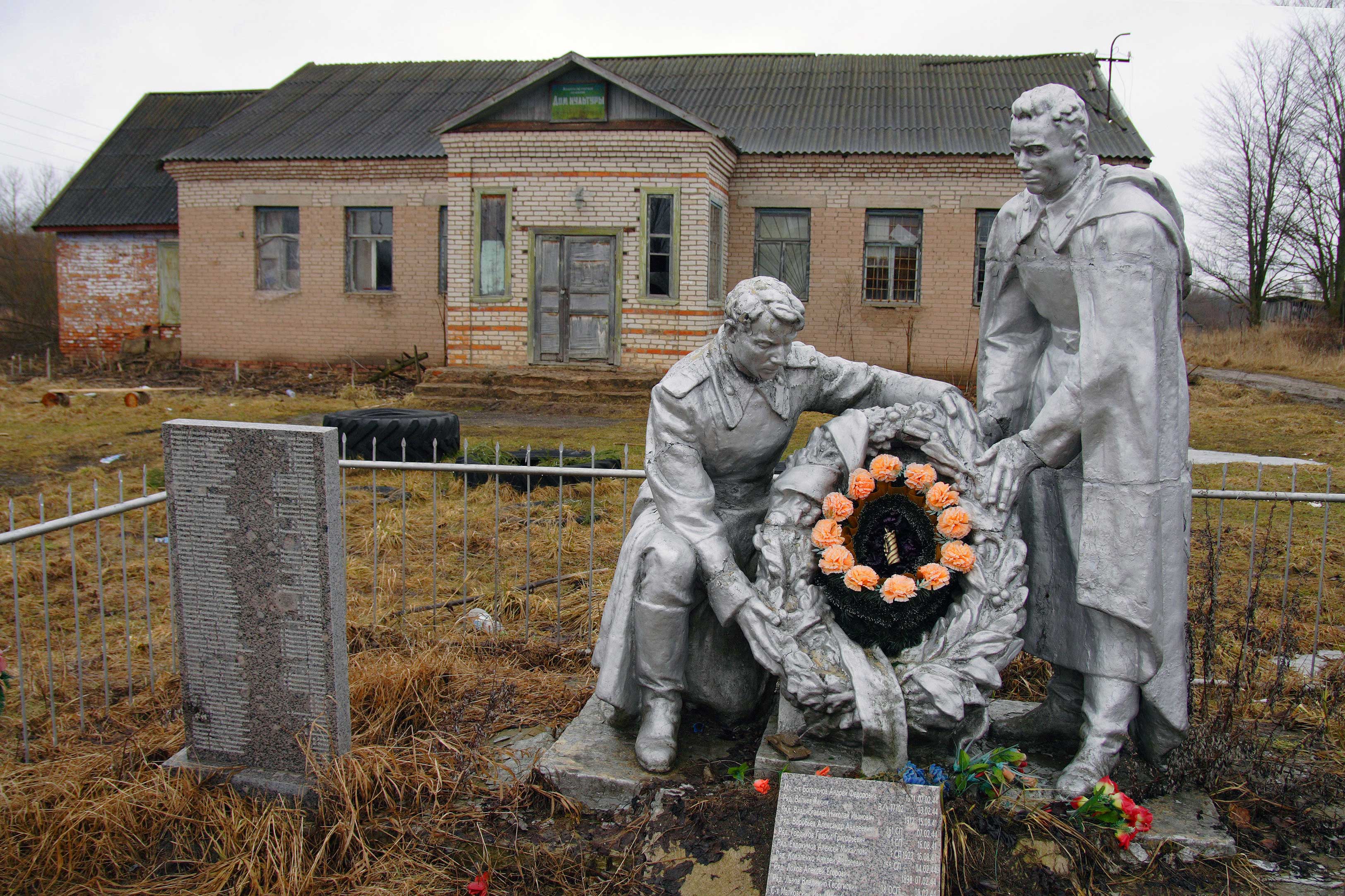 Файл:Мошковы поляны, братская могила и дом культуры. Moshkovy Polyany,  communal grave and the house of culture. - panoramio.jpg — Википедия