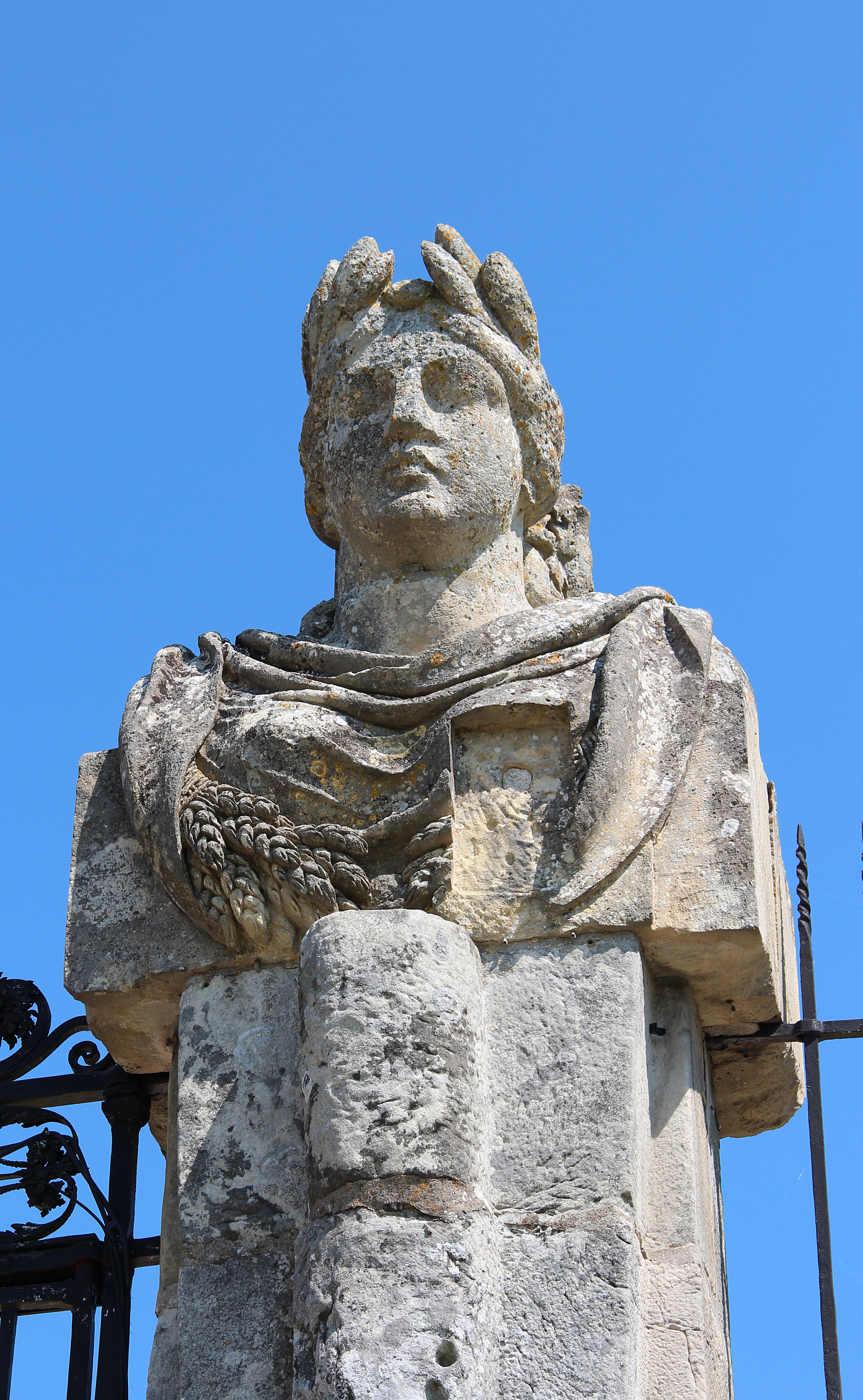 File:0 Vaux-le-Vicomte, demi-buste en Hermès - Terme de la grille d'entrée  (5) .JPG - Wikimedia Commons