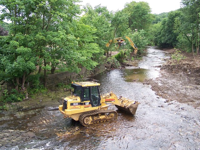 File:2nd July 2008 - 'Machines at Work', River Don 'Clean Up' Continues - geograph.org.uk - 877576.jpg