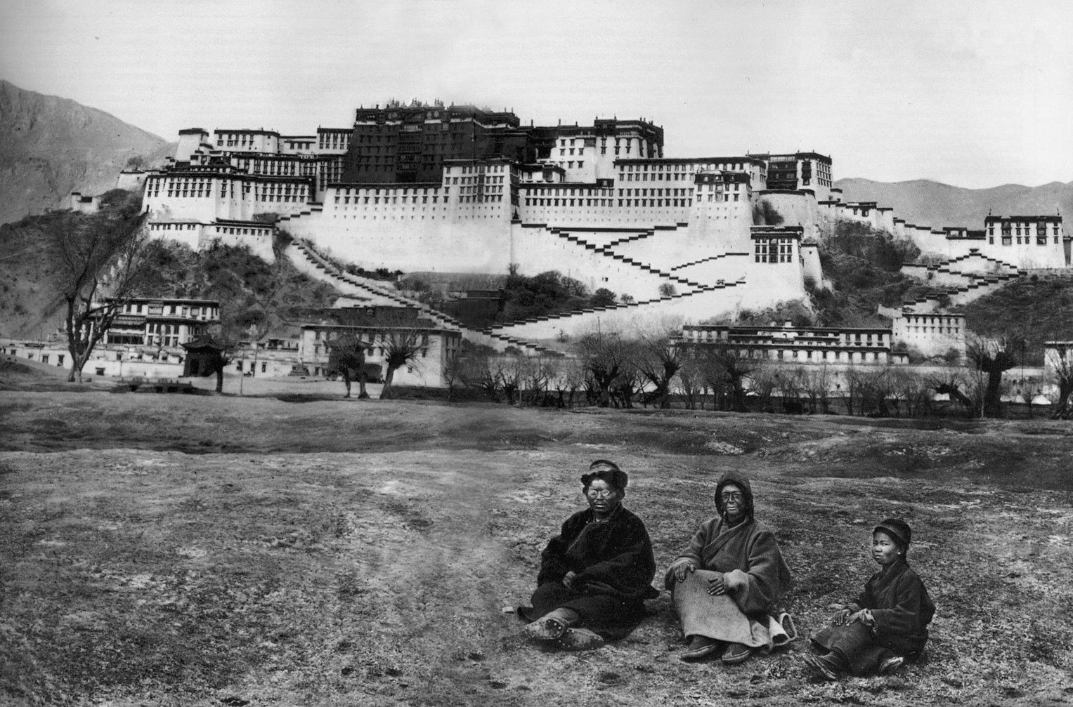 David-Néel en Lhasa, 1924 (en el centro).