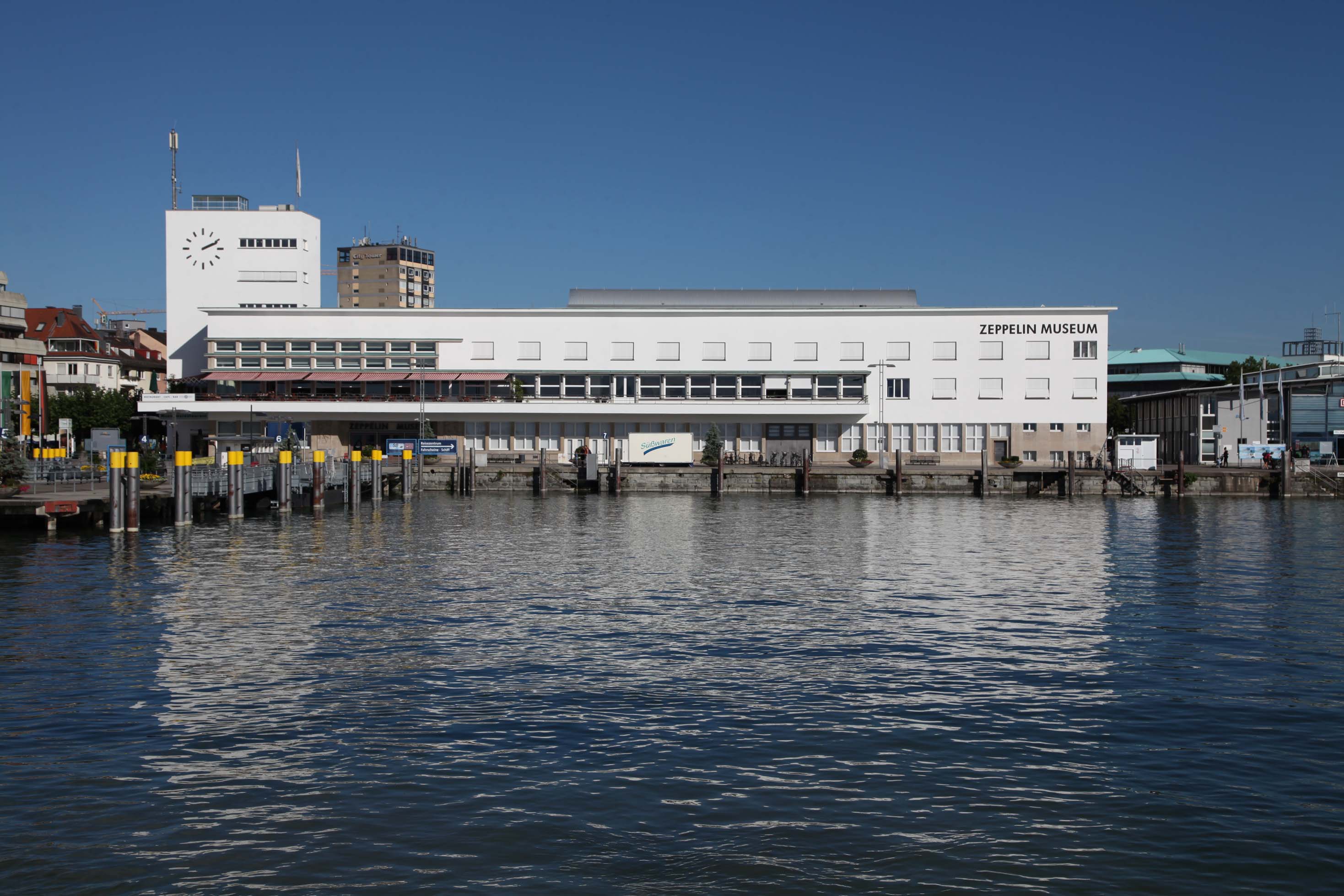 Das Zeppelin Museum im denkmalgeschützten ehemaligen Hafenbahnhof von Friedrichshafen © Zeppelin Mus...