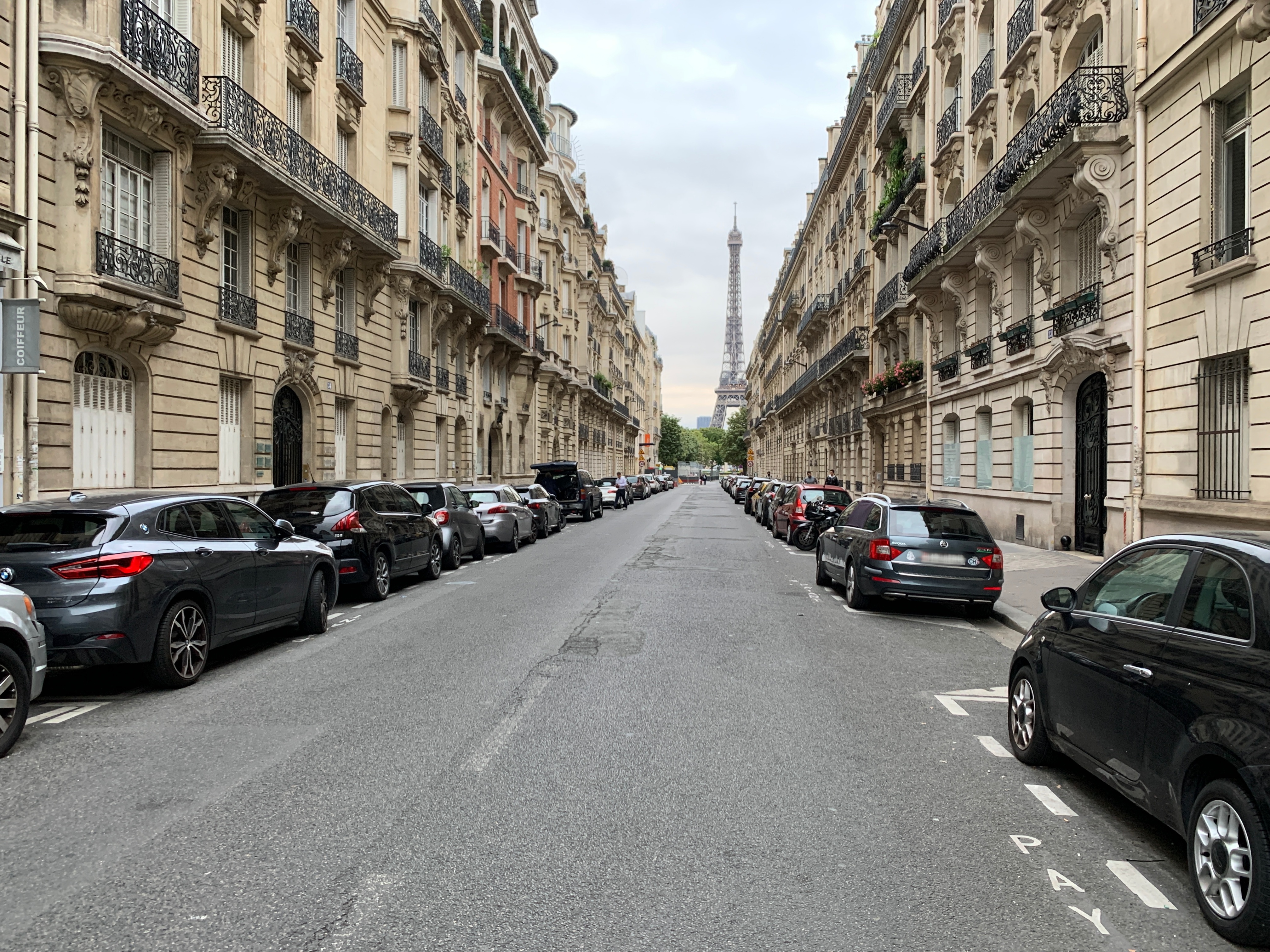 Paris 16. Припаркованные автомобили на улицах Парижа. Припаркованные авто на улицах Парижа фотографии. Париж улица Курсель фото. 27 Бульвар де Курсель.