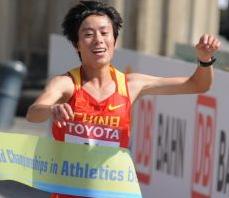 Bai Xue passeert als eerste de finishlijn op het WK atletiek in Berlijn, 2009