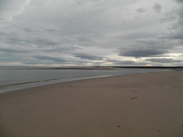 File:Beach and shingle bank near mouth of River North Esk - geograph.org.uk - 4872703.jpg
