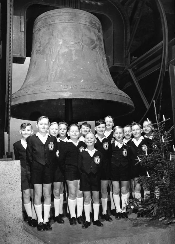 Schöneberg Boys' Choir sing Christmas under the Liberty Bell in Schöneberg Town Hall (1958)}}