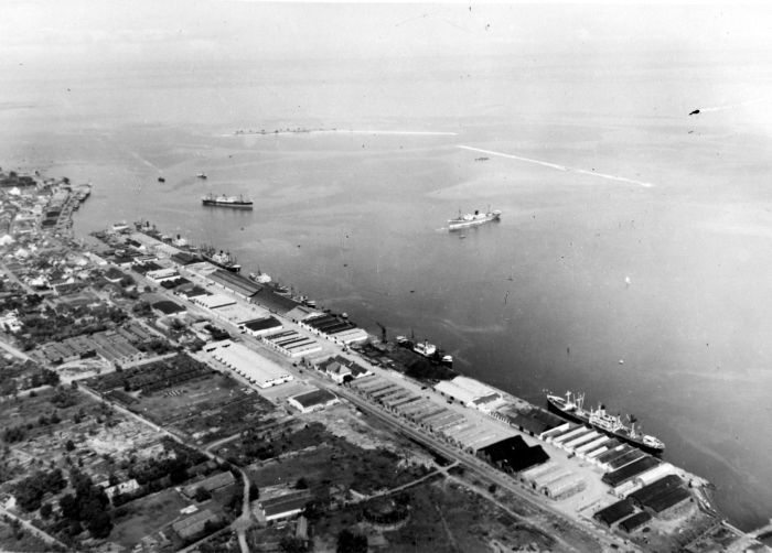 File:COLLECTIE TROPENMUSEUM De moderne haven van Makassar Zuid-Celebes TMnr 10007913.jpg