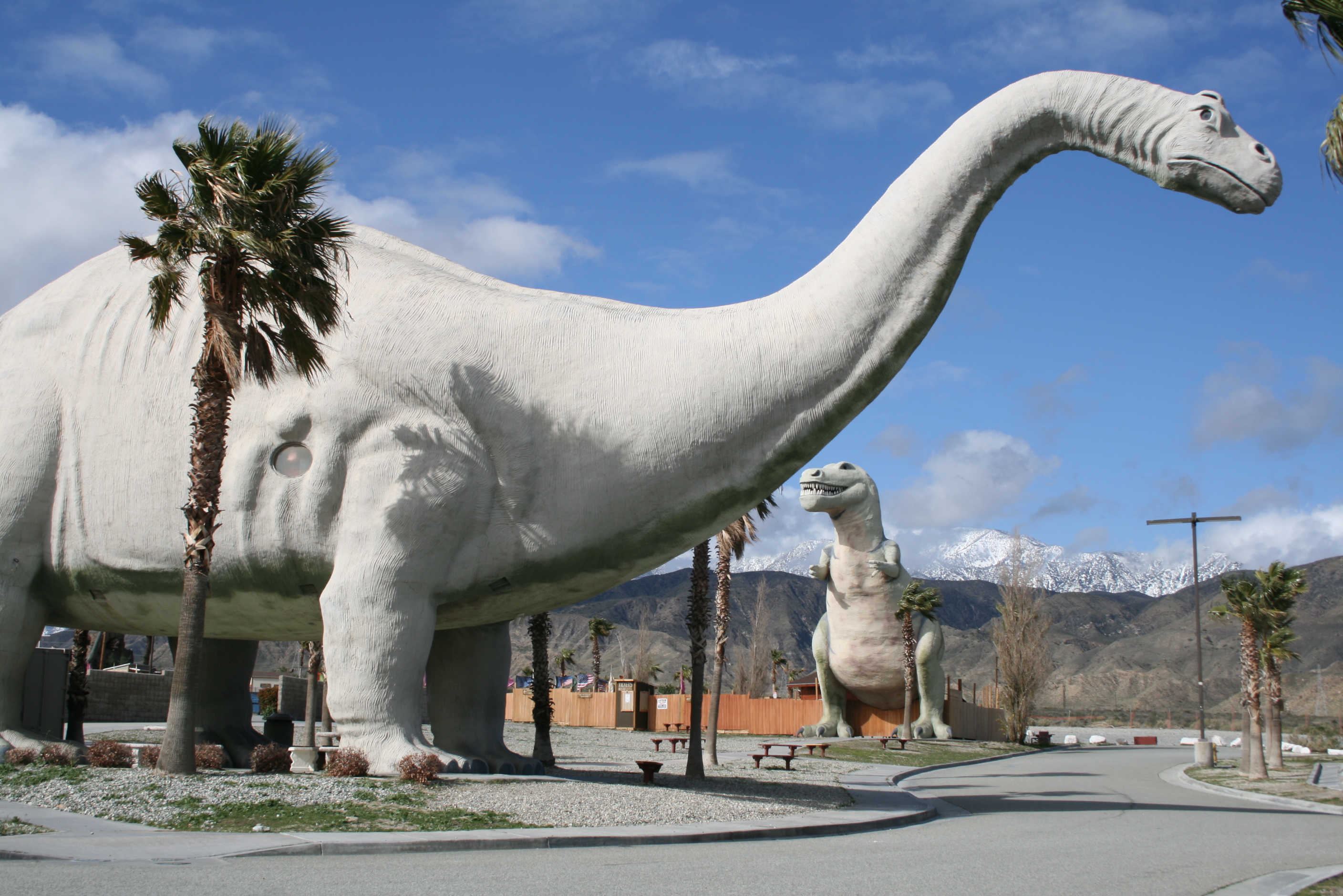 https://upload.wikimedia.org/wikipedia/commons/c/c5/Cabazon-Dinosaurs-2.jpg