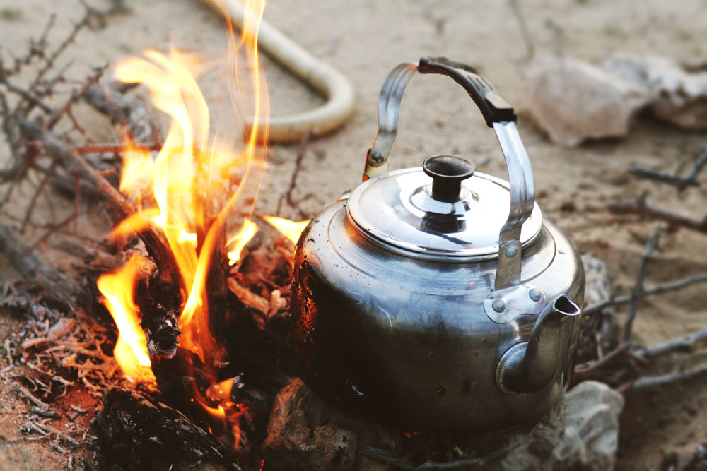 https://upload.wikimedia.org/wikipedia/commons/c/c5/Coffee_pot_on_open_fire.jpg