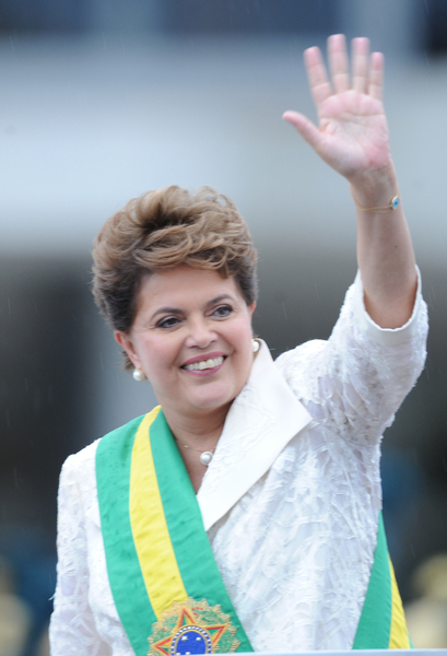 Senado aprova processo de impeachment, e Dilma é afastada