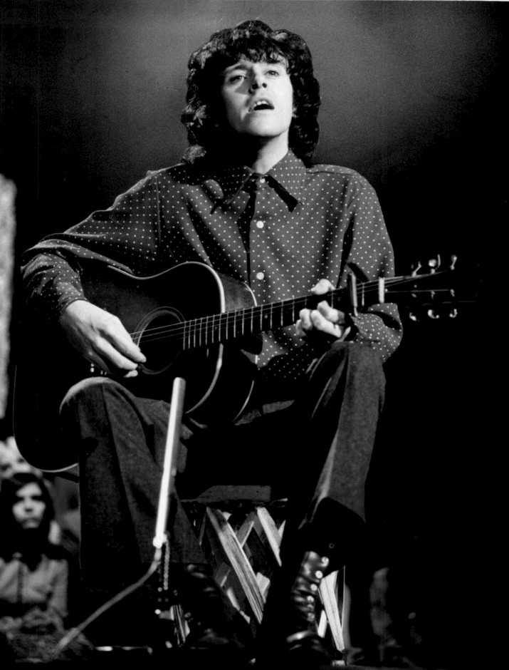 Donovan performing on ''[[The Smothers Brothers Comedy Hour]]'' in 1969