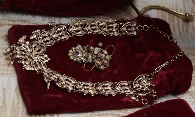 File:Filigree Choker and tambourine necklace of Our Lady of Solitude of Porta Vaga.jpg