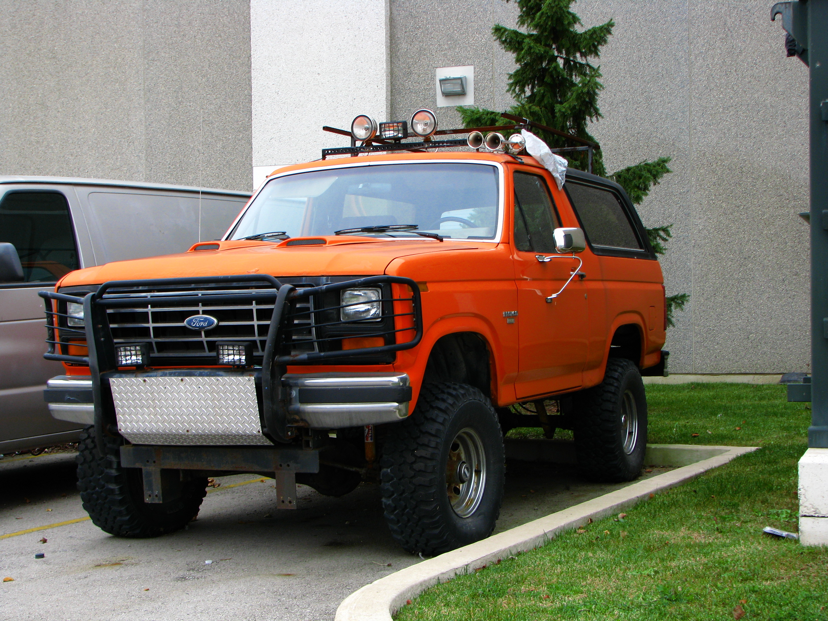 File:Ford Bronco Lifted (4006750973).jpg - Wikimedia Commons