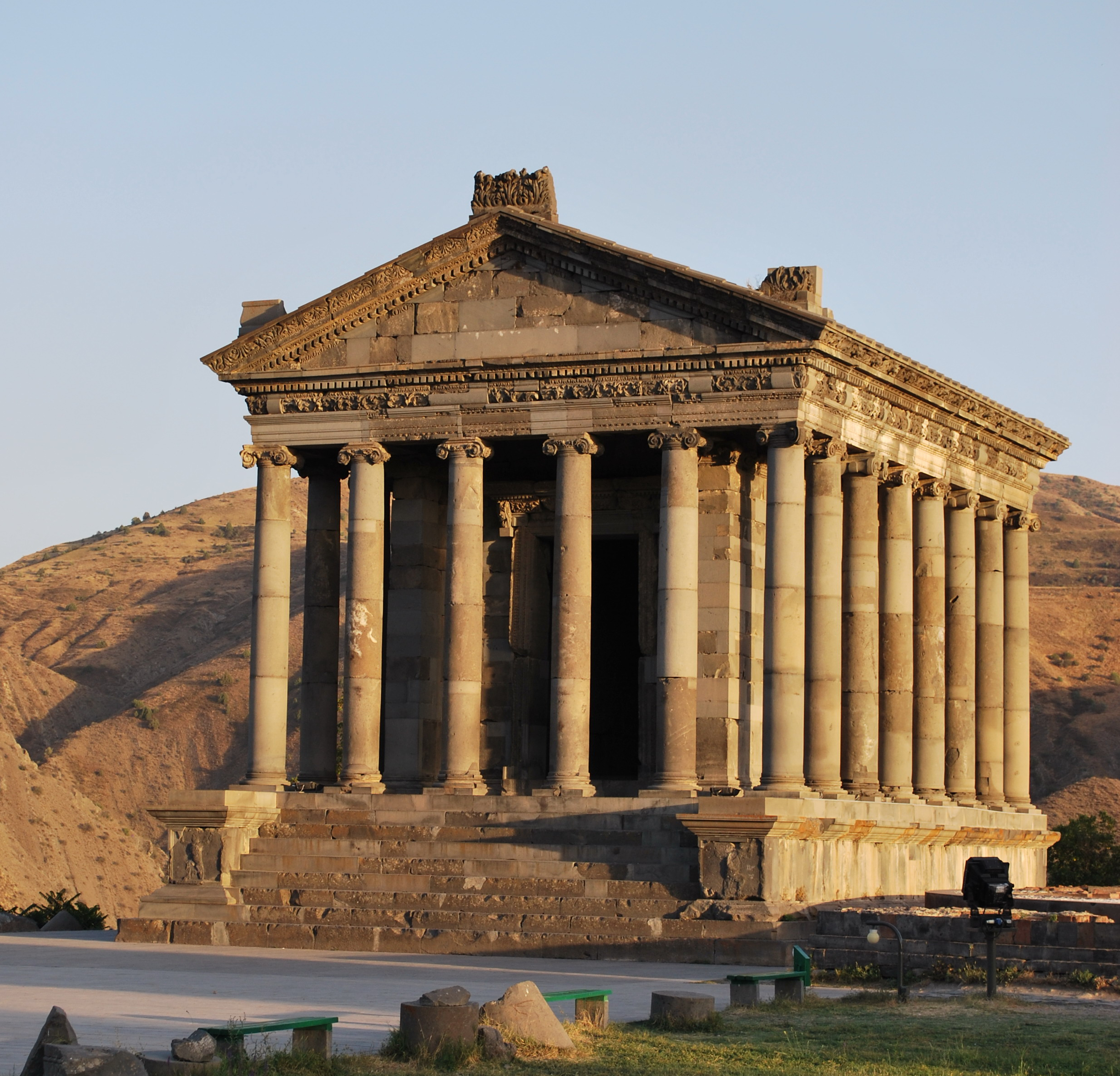 Ο ελληνιστικός ναός του Γκαρνί. Χτίστηκε πιθανότατα από τον βασιλιά Τιριδάτη Α΄ στον πρώτο αιώνα μ.Χ. ως ναός του θεού Ήλιου Μιχρ. Ο ναός βρίσκεται στην άκρη ενός τριγωνικού γκρεμού και είναι μέρος του φρουρίου της Γκαρνί, από τα παλαιότερα κάστρα στην Αρμενία (πηγή wikipedia/Yerevantsi)