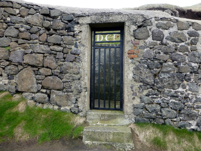 File:Gate in a wall, Portstewart - geograph.org.uk - 4491123.jpg