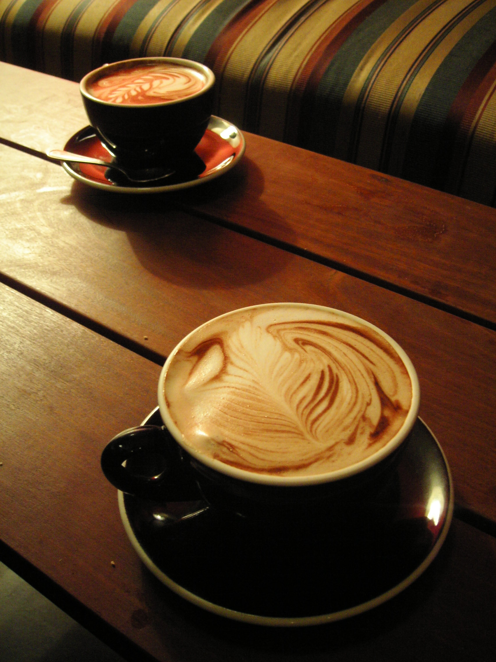 фото двух чашек кофе на столе