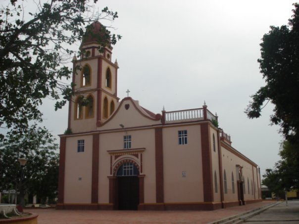 File:Iglesia plaza municipal..jpg