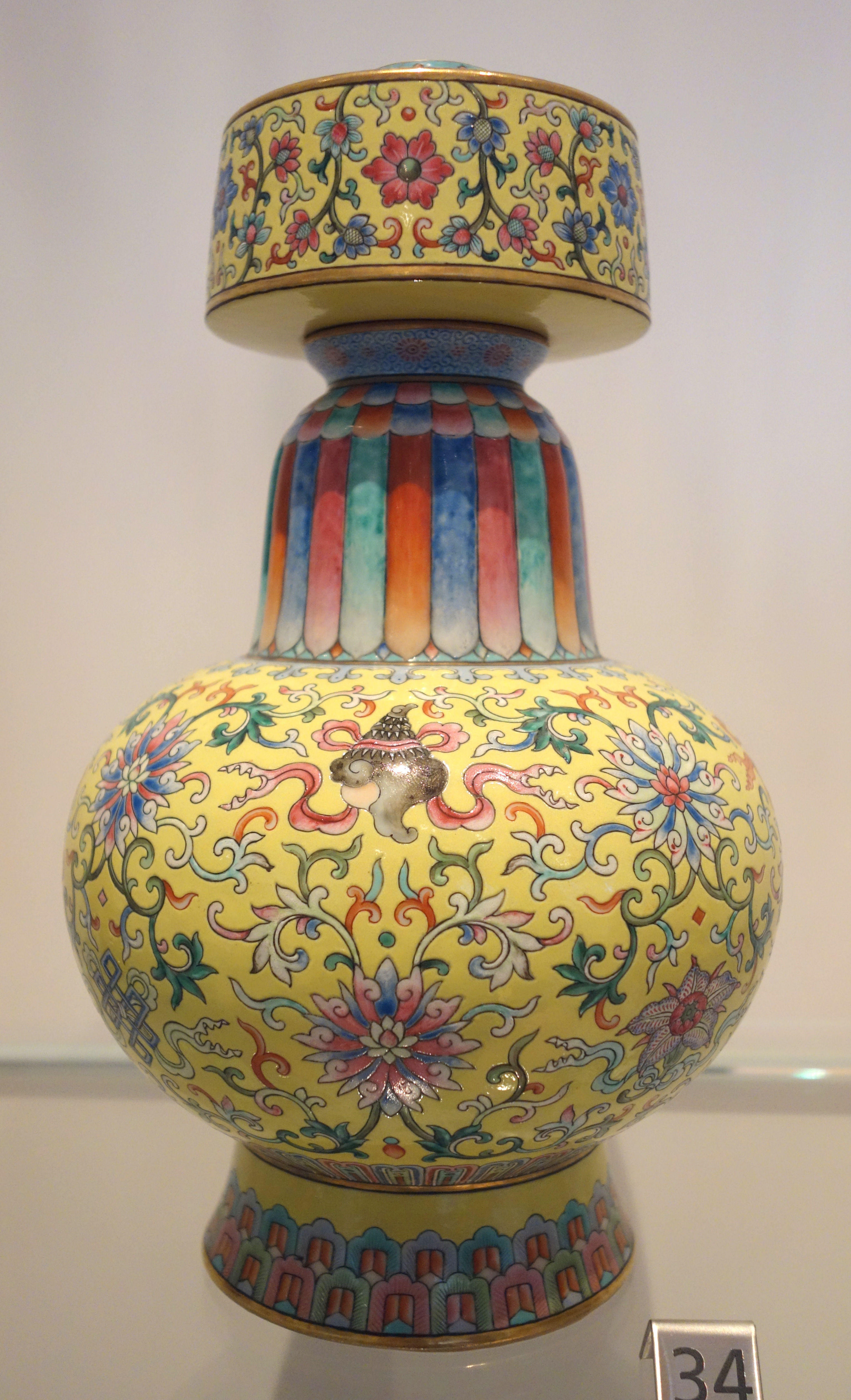 File:Jingdezhen vase, China, Qing dynasty, Jiaqing period 