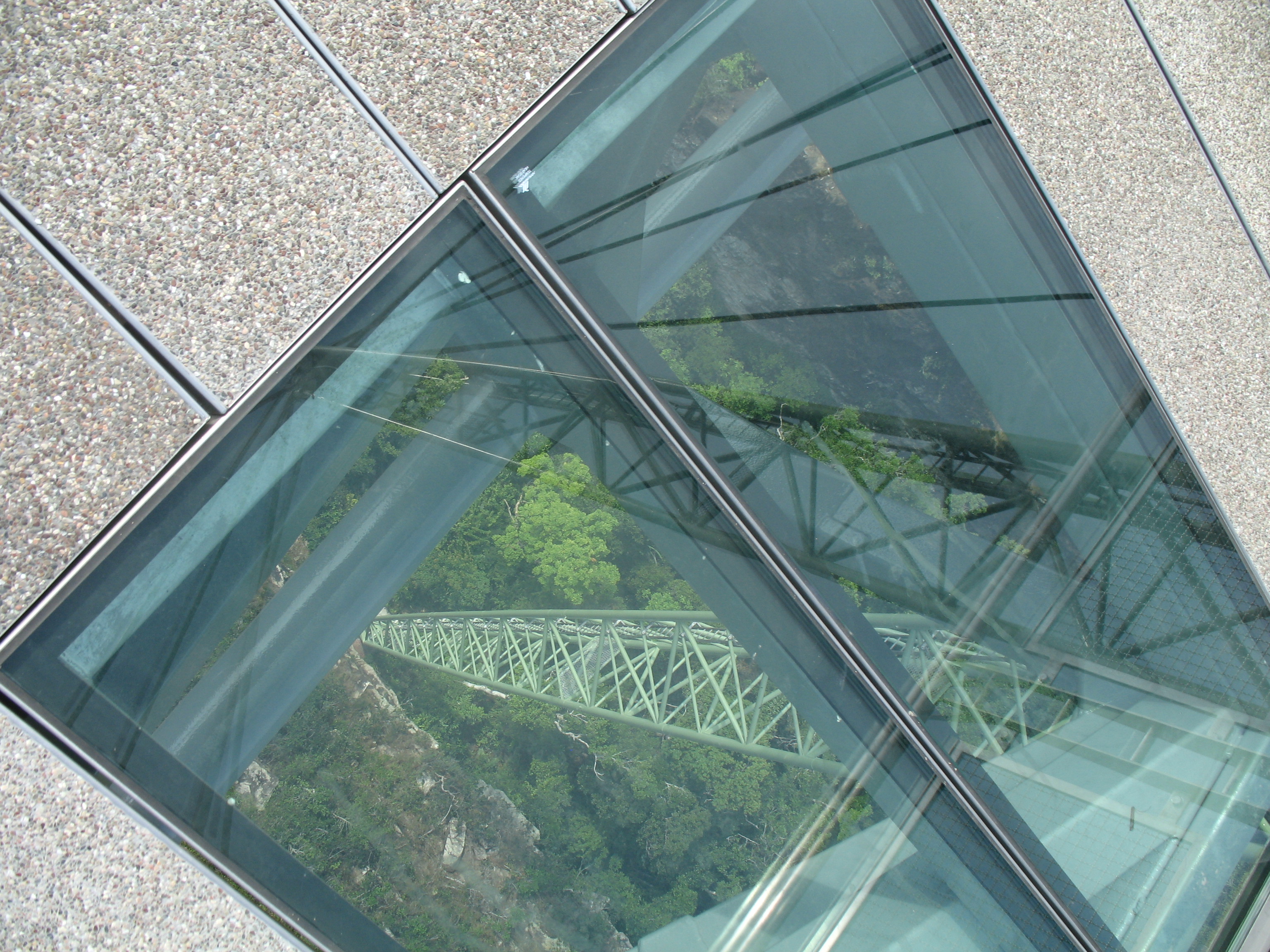 Langkawi_sky_bridge_glass_flooring.JPG