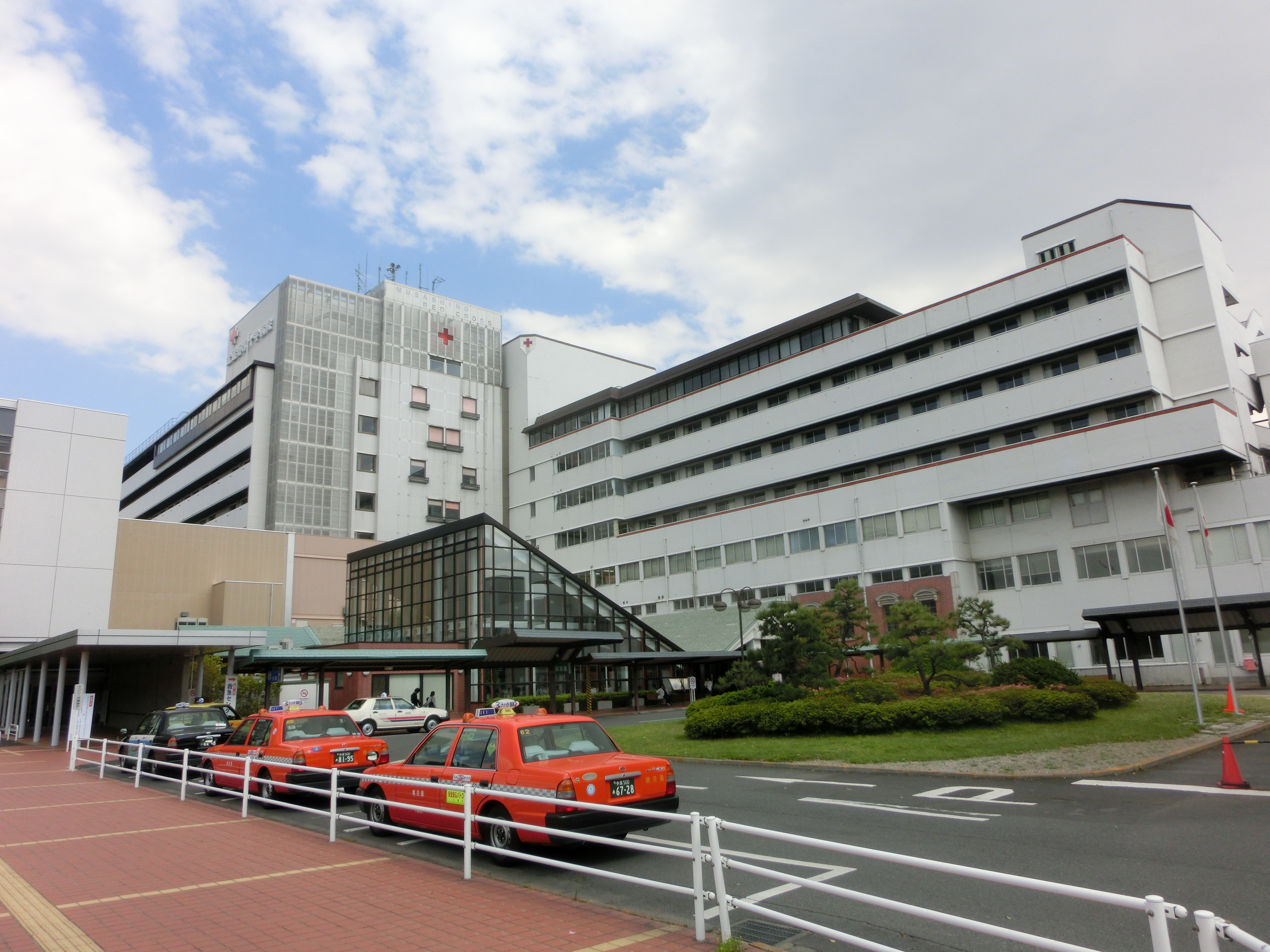 Hospital Red Cross. Красный крест больница снаружи. Hospital Red Cross building. Больница в Красном цвете.