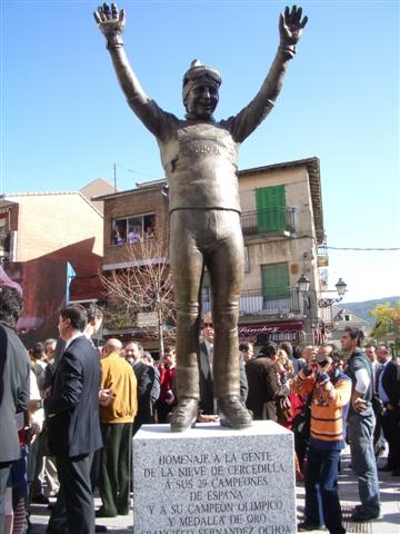 https://upload.wikimedia.org/wikipedia/commons/c/c5/Paquito_Fernandez_Ochoa_statue.jpg