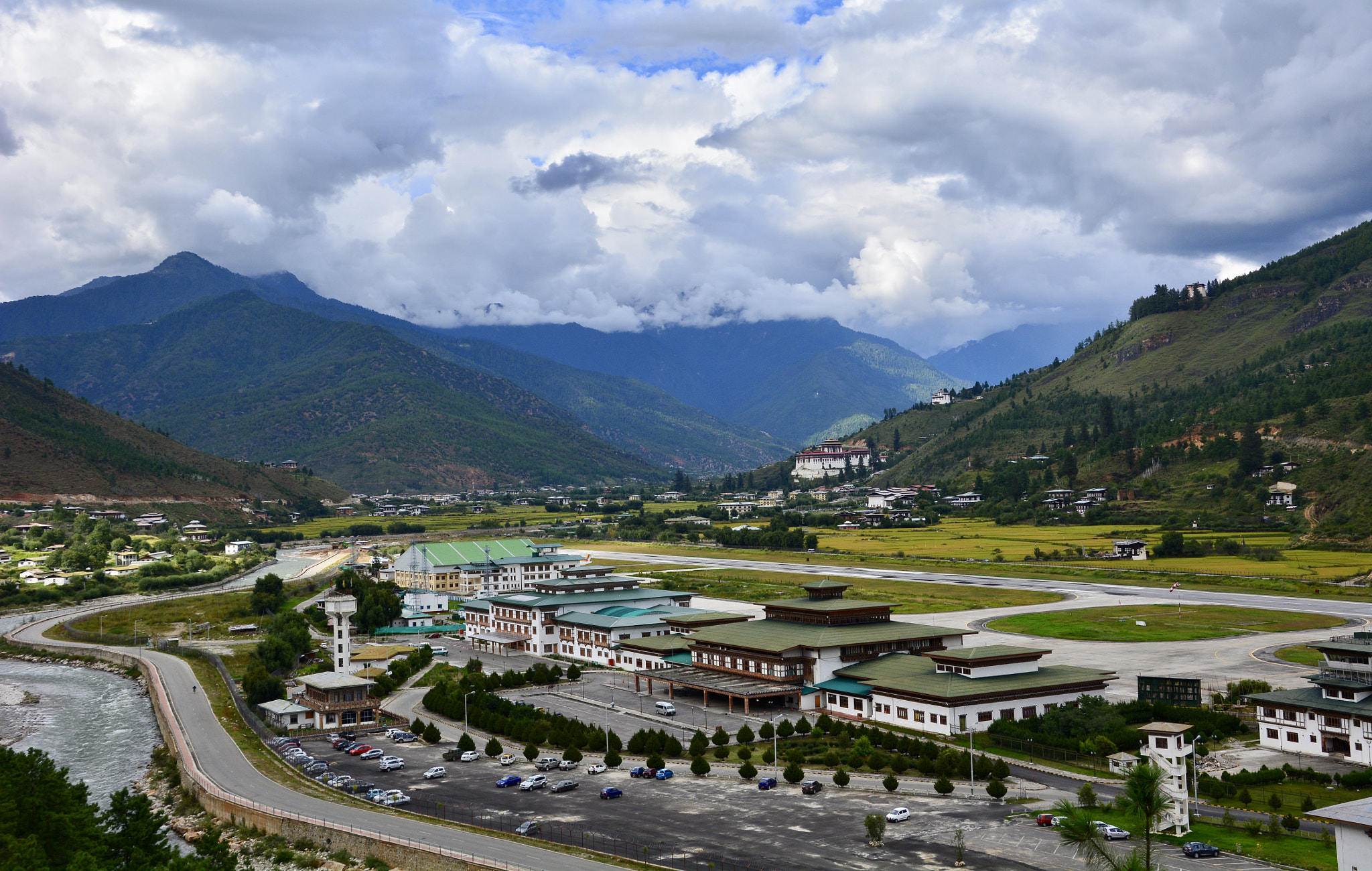 Аэропорт бутана. Паро бутан. Paro Bhutan Airport. Аэропорт паро в королевстве бутан. Бутан Страна аэропорт.