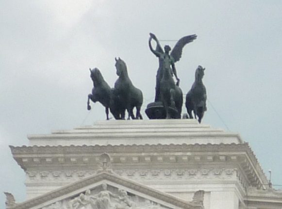 File:Quadriga di sinistra - Vittoriano, Roma.jpg