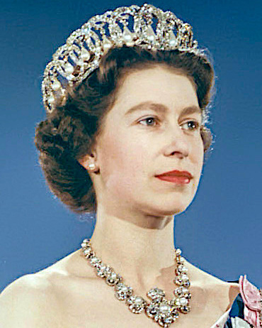 File:Queen Elizabeth II 2015 HO1 (cropped to handbag).jpg - Wikimedia  Commons