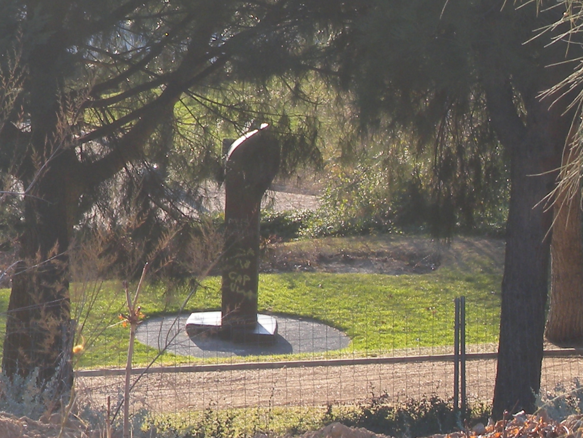 Estela funeraria dedicada a Rodríguez Sahagún obra de [[Eduardo Chillida