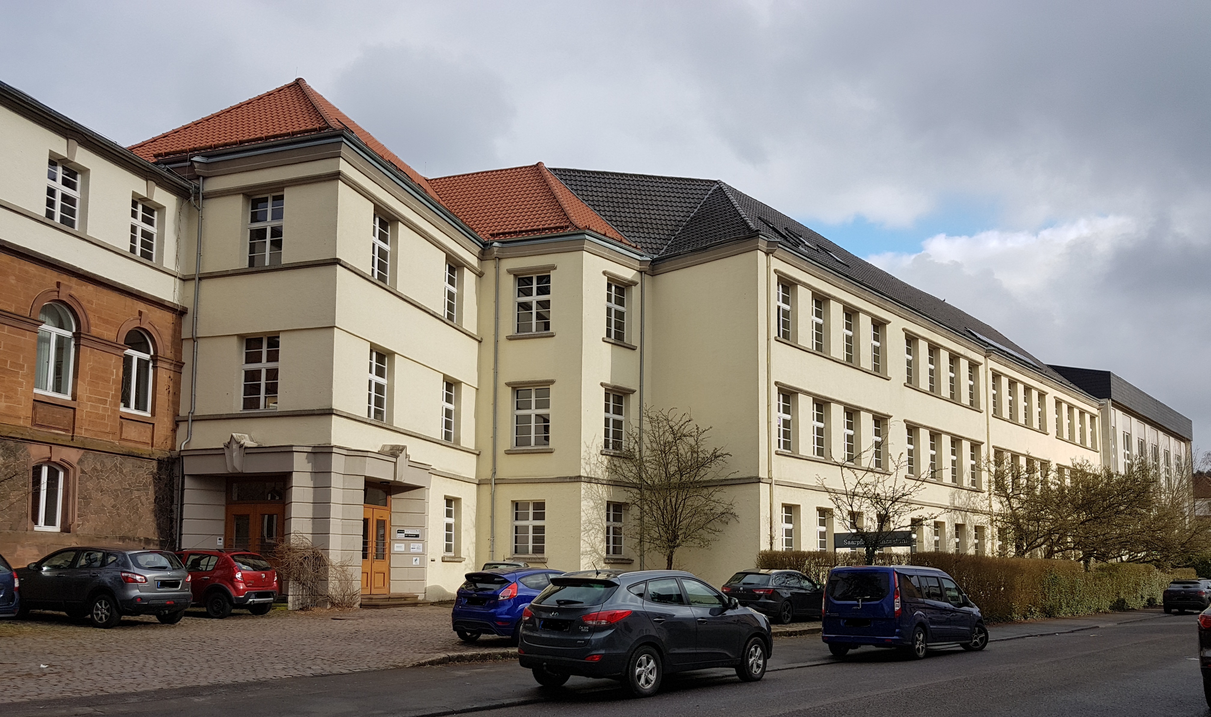 Saarpfalz-Gymnasium Homburg, Untere Allee 75; Blick auf den Haupteingang, rechts davon: erster Erwei...