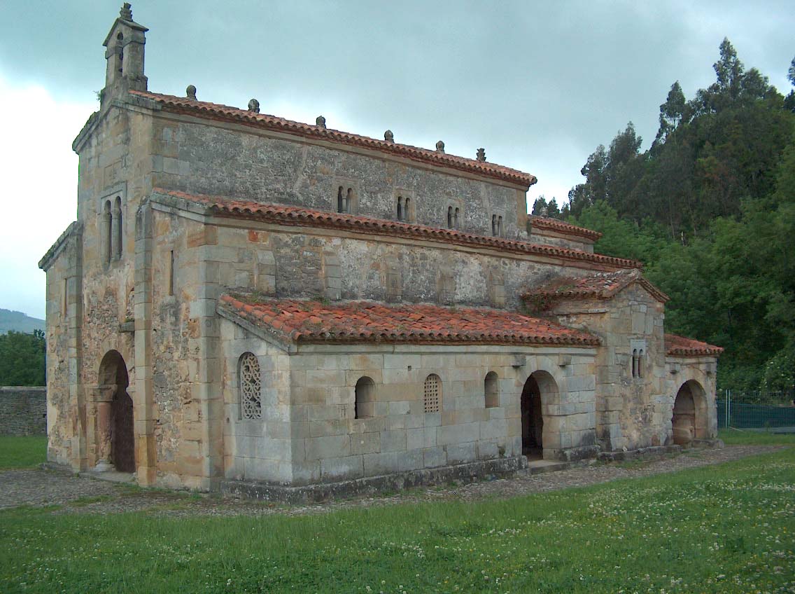 La iglesia de San Salvador de Valdediós ("El Conventín") se encuentra al lado del monasterio