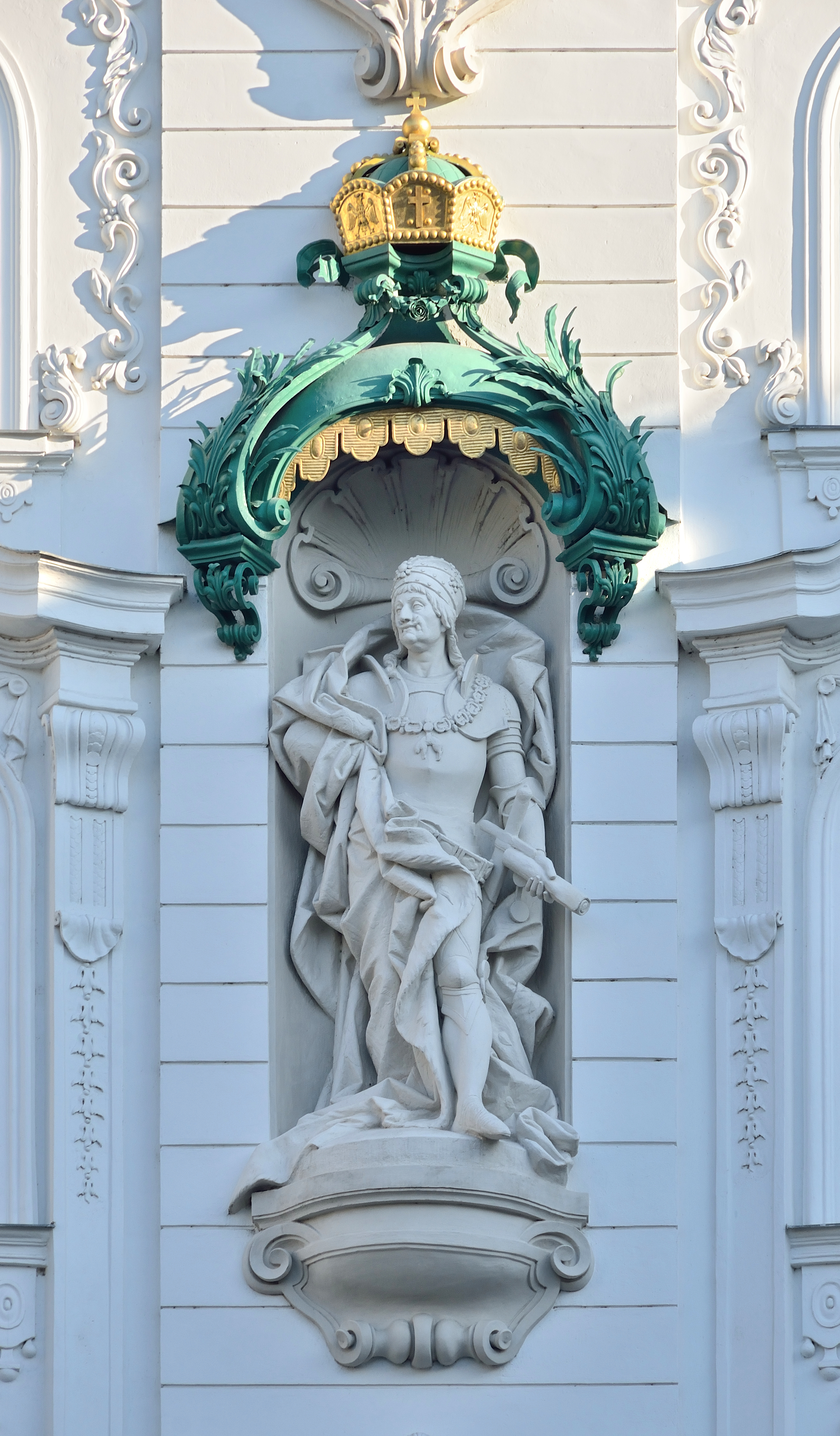 Sculpture Friedrich III. (02), Regensburger Hof, Vienna.jpg