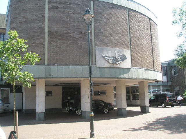 File:The Mayor's Car outside Gosport Town Hall - geograph.org.uk - 1329153.jpg