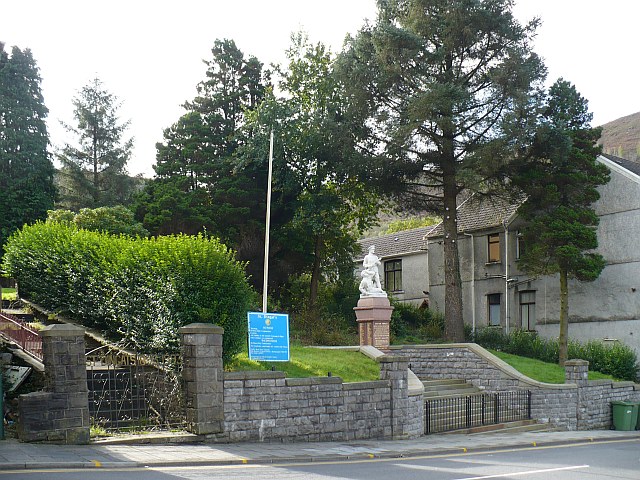 File:War Memorial, New Tredegar - geograph.org.uk - 1026587.jpg