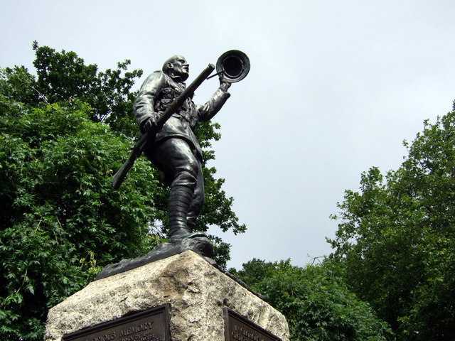 File:War memorial in Fishponds Park - geograph.org.uk - 887140.jpg