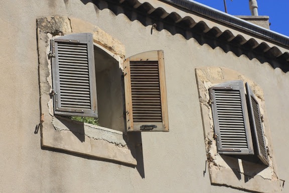 File:Windows in Marseilles.JPG