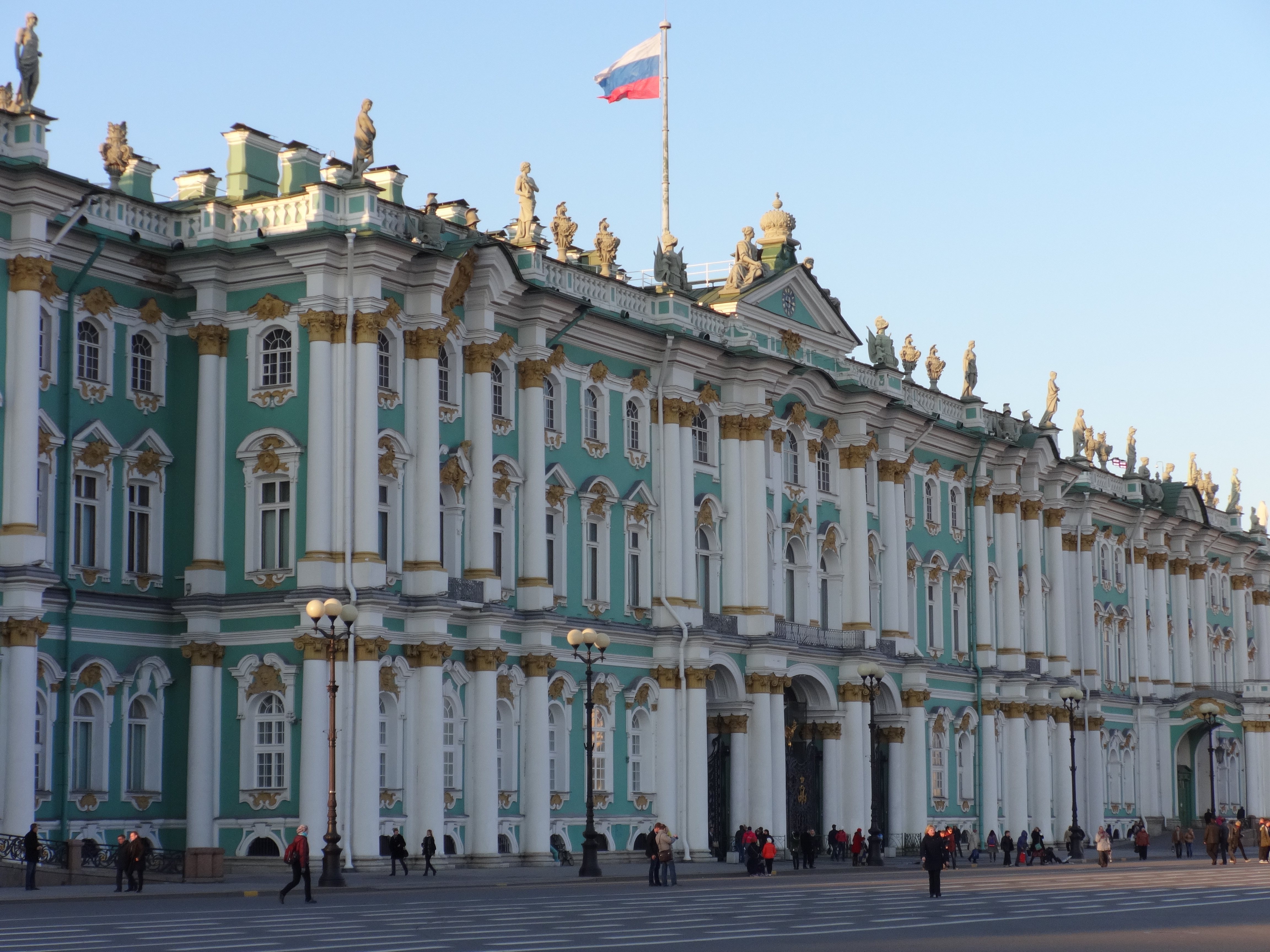Зимний дворец (основной Императорский дворец России). • М